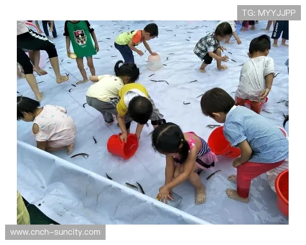 幼儿园教师组织呼啦圈游戏捉泥鳅活动提升孩子们的运动能力与团队协作精神